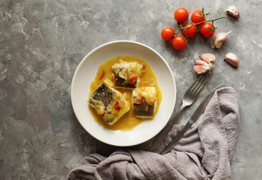 Oppskrift på smakfull fiskegryte med klippfisk, torsk og laks - En deilig rett som vil friste ganen!